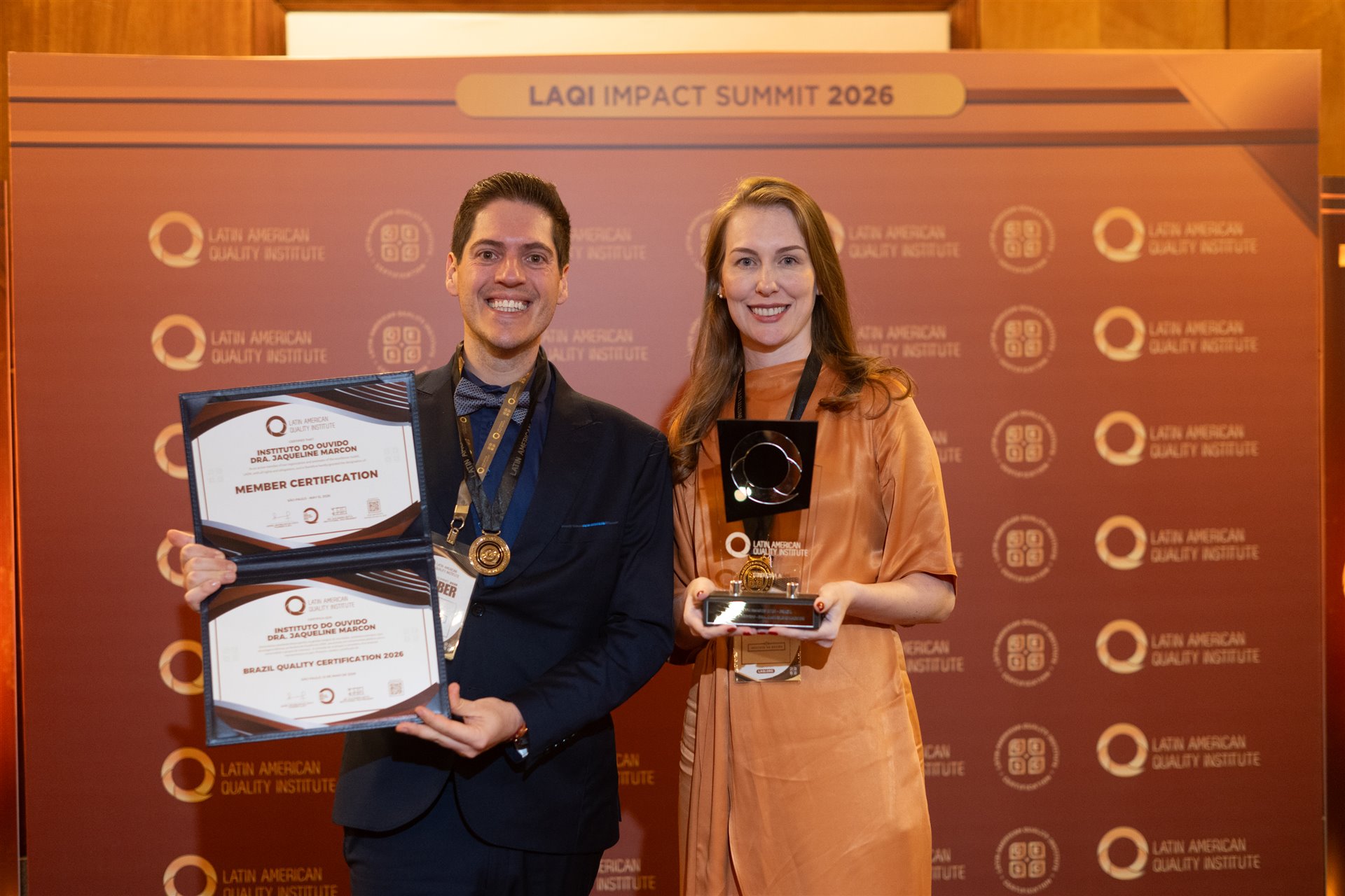 Representantes do Instituto do Ouvido exibem certificados e troféu em evento de premiação